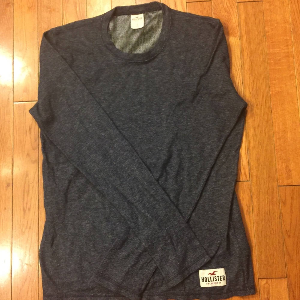 Hollister Men’s Blue ribbed shirt. Size Small